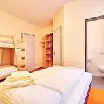 Hostal Djh *